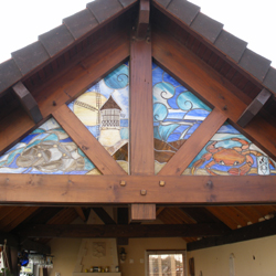 vitraux en p&acirc;te de verre int&eacute;gr&eacute;s dans des colombages